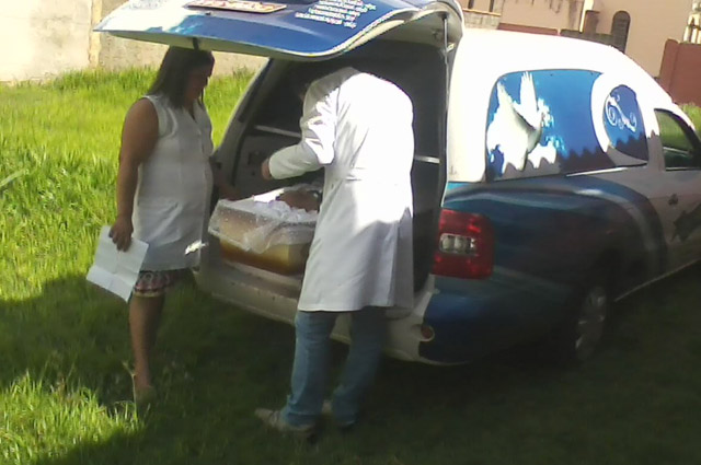 Médico do PSF da Vila Itajubá examinando o corpo do aposentado