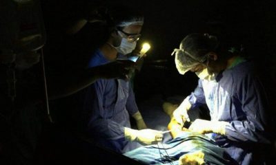 No escuro por falta de geradores de energia, médicos fazem cirurgia com auxilio de lanterna ( imagem ilustrativa)