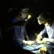 No escuro por falta de geradores de energia, médicos fazem cirurgia com auxilio de lanterna ( imagem ilustrativa)