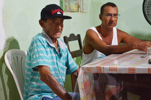 Bastante debilitado, o senhor Manoel de 72 anos enfrenta três vezes por semana a exaustiva viagem e os procedimentos médicos sozinho Bastante debilitado, o senhor Manoel de 72 anos enfrenta três vezes por semana a exaustiva viagem e os procedimentos médicos sozinho